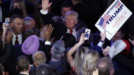 Donald Trump tritt nach Wahlsieg vor seine Anhänger.