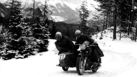 Mit Mut und Können steuerte Reinhold Springer seine Seitenwagenmaschine Zündapp KS 601-Sport über Stock und Stein und gewann im Februar 1957 bei der Rallye Rothenburg o.d.T. nach Garmisch-Partenkirchen die Silbermedaille. 