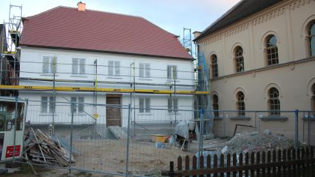 Die alte jüdische Schule in Hainsfarth wird saniert. Insgesamt kostet das rund 500000 Euro, die Gemeinde muss dank großzügiger Zuschüsse selbst nur 100000 Euro bezahlen, sagte Bürgermeister Franz Bodenmüller bei der Bürgerversammlung. 	