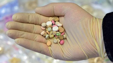 Ein 20-Jähriger hat bei einem Dealer Drogen gekauft und teils konsumiert. Deshalb musste er sich vor dem Nördlinger Amtsgericht verantworten. Unser Bild zeigt Ecstasy-Tabletten. 