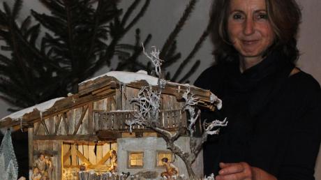 Rund 50 selbst gebaute Krippen zeigte Krippenbaumeisterin Irmi Mebert bei ihrer diesjährigen Ausstellung in der Alten Schranne. Krippen, die den Stall in einer idyllischen Schneelandschaft zeigen, fanden manche Besucher etwas unrealistisch. 