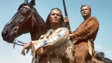 So kennt man Winnetou: Pierre Brice in der Rolle des berühmten Apachenhäuptlings mit dessen Blutsbruder Old Shatterhand (Lex Barker). 