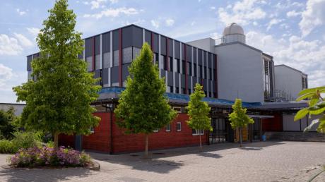 Das Oettinger Albrecht-Ernst-Gymnasium ist neben dem THG das einzige Gymnasium im Ries. Rund 800 Schüler besuchen das AEG. 