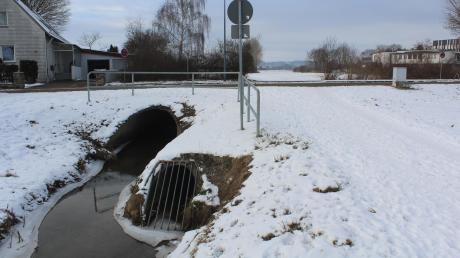 In den Oettinger Augraben wird an diesem Durchlass an der Goethestraße das Regenwasser aus dem Baugebiet Warte geführt (rechtes Rohr). 1996 und 2003 gab es im angrenzenden Steinerbachviertel große Überschwemmungen. 