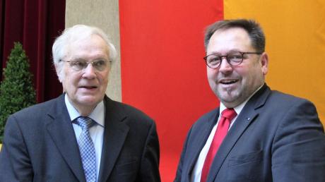 Sie bestritten den gestrigen Neujahrsempfang: Festredner Hartmut Steger (links) und Bürgermeister Joseph Mayer. 	