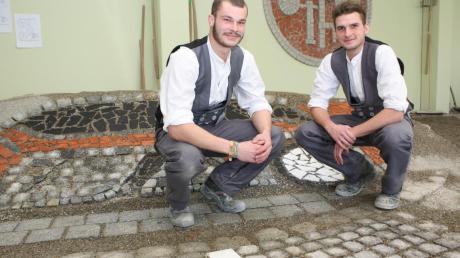 Sie gehören zu den besten Nachwuchs-Straßenbauern Schwabens: Ralf Leberle aus Birkhausen (links) und Ruben Graule, der in Fremdingen arbeitet. 	