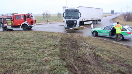 Zu einem Unfall ist es am Mittwochvormittag auf der B25 bei Wallerstein-Ehringen gekommen. Ein Lkw-Fahrer donnerte über eine Verkehrsinsel.