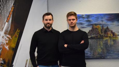 Die beiden Künstler Bastian Bickelein (links) und Stefan Seiler stellen ihre Werke in Oettingen aus. 