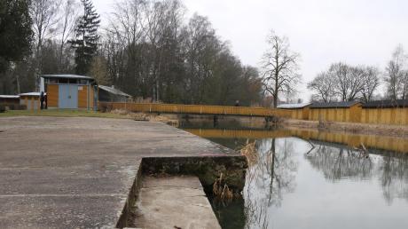 Die Bürger aus Oettingen haben sich entschieden: Die neue Brücke im Wörnitz-Naturfreibad soll am alten Standort zwischen Kiosk und Kabinen neu gebaut werden. Die Stadt muss den Gestaltungsentwurf für das Freibad umplanen lassen. Dieser sah die Brücke an anderer Stelle, auf Höhe des Wehres, vor. 