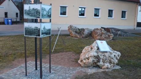 Die Stele mit den Bildern von Josef Fischer und der Stein mit der Gedenktafel. Das Denkmal anlässlich des Oettinger Bombenangriffs vor 72 Jahren befindet sich in der Grünanlage an der Wörnitzbrücke. 	 	