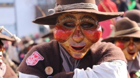 Mit massiven Holzmasken setzten die Huaderle der Wemdosia Schritt für Schritt durch die Megesheimer Straßen. 