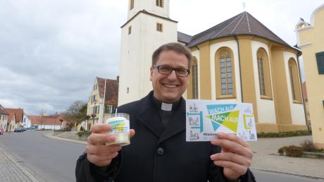 Pfarrer Jürgen Eichler mit Kerze und Logo der „Missionarischen Woche“, dievom Freitag, 3. März bis Sonntag, 12. März stattfindet.   