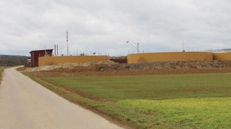 Die Biogasanlage von Friedrich Meyer in Hohenaltheim ist seit Jahren ein Streitthema. Der Besitzer des anliegenden Grundstücks beklagt eine Entwertung seiner Ackerfläche und geht mit rechtlichen Mitteln gegen die Anlage vor. 