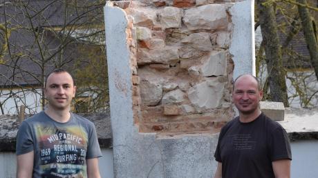 Josef Schneider (links) und Kirchenpfleger Sebastian Hotter vor einer Bildstock-Baustelle. Auf dem Hochaltinger Friedhof soll der Kreuzweg wieder zugänglich und erlebbar gemacht werden. 