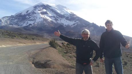 Dieter Münderlein (links) und Philipp Hübner auf ihrer jüngsten Reise vor dem über 6300 Meter hohen Chimborazo in Equador.