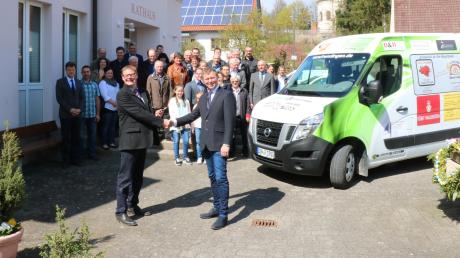 Karl-Heinz Kaiser überreicht Bürgermeister Frank-Markus Merkt den Schlüssel für den Dorfbus der Gemeinde Fremdingen. 	 	