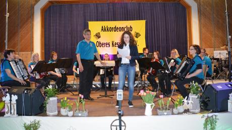 Der Akkordeon-Club Oberes Kesseltal gab sein Frühjahrskonzert. Unser Bild zeigt das Hauptorchester mit Dirigent Willi Stadelmeier und Moderatorin Beatrice Strauß. 	