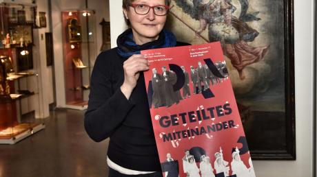Dr. Petra Ostenrieder hat mit ihrem Team die Ausstellung, die 500 Jahre Geschichte zeigt, konzipiert.