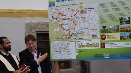 Landrat Stefan Rößle enthüllte die erste Infotafel. Am Samstag wurden „Top-Wege“ in der Region eingeweiht, unter anderem der Südries-Panoramaweg. 