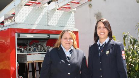 Die neue Kommandantin Lisa Busack und ihre Stellvertreterin Christine Taglieber vor dem Nittinger Feuerwehrgerätehaus. Sie möchten das Dorfleben erhalten und fördern.  	