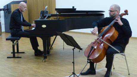 Thomas Selbach (Klavier) und Wolfgang Fink (Violoncello) stellten in einem Kammerkonzert mit Bohuslav Martinu einen Komponisten der Moderne vor mit einer Musik, die vom Impressionismus und vom Jazz beeinflusst ist. 	