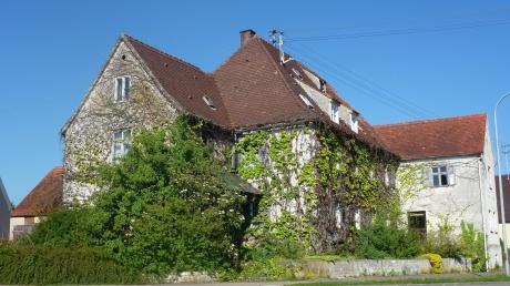 In Alerheim entstanden durch eine Erbteilung im 18. Jahrhundert zwei Haushälften, der vordere Teil wurde später Wohnhaus und Praxis der Familie Roderus. 