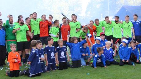 Ausgelassen feierten Mannschaft und Fans des FSV Reimlingen die am letzten Spieltag errungene Kreisklassen-Meisterschaft. 