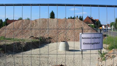 Auf dem Gelände in Oettingen, auf dem einst ein Autohaus stand, soll ab September gebaut werden – eine Rewe- und eine Rossmannfiliale sollen hier angesiedelt werden.