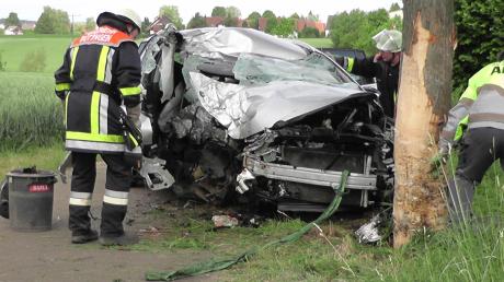 Bei einem schweren Unfall auf der B25 bei Möttingen, ist ein Autofahrer gegen einen Baum geprallt.
