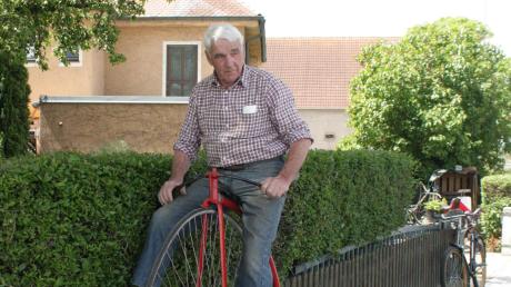 Ludwig Strehle auf seinem Hochrad aus dem 19. Jahrhundert. Der 81-Jährige hat neben der Rarität auch noch zwei Räder aus den 1920er Jahren.