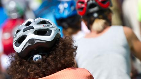 Eine junge Radfahrerin ist bei Oberhausen gestürzt. Ihr Helm verhinderte wohl Schlimmeres.