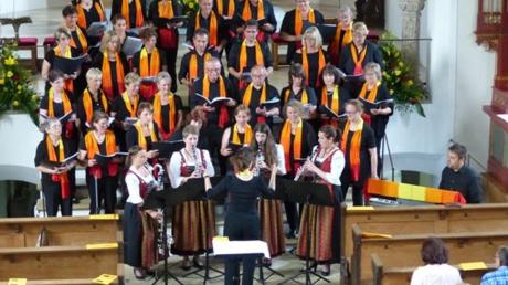 Der Oettinger Simply Joy Gospel Chor und das Lehminger Klarinetten-Ensemble in der St.-Sebastian-Pfarrkirche.  	