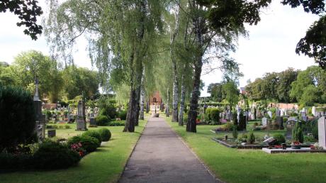 Auf dem Oettinger Friedhof soll mehr Platz für Urnenbestattungen geschaffen werden, hat die Stadtverwaltung beschlossen.  	
