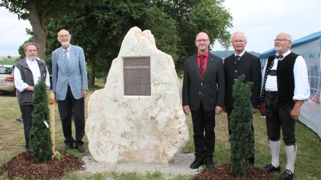 Am Gedenkstein beim Kaufertsberg von links: Hansjörg Schupp, Hans Frei, Erwin Seiler, Reinhard Caesperlein und Friedrich Deuter. 	 	