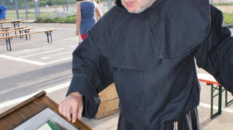 Pfarrer Wolfgang Layh als historischer Drucker bei einer Art Straßenausstellung vor der Oettinger Dreifachturnhalle. Die Veranstaltung stand im Zeichen des Reformationsjubiläums. 