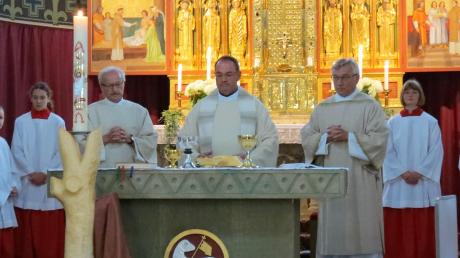 Im Bild zu sehen sind (von links) Diakon Theo Vogelsang, Prodekan Pfarrer Ralf Putz und Diakon Franz Schindler im Fremdinger Gotteshaus. 	 	
