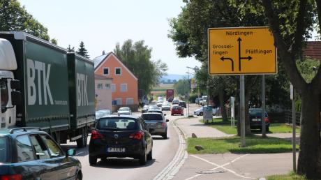 Mittwochnachmittag in Deiningen: Die beiden Bundesstraßen im Ries sind gesperrt. Im Laufe des Tages nimmt das Verkehrsaufkommen stetig zu, teilweise kommt es auf den Umleitungen zu Staus. 
