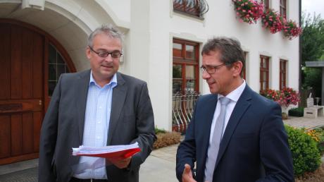 Stefan Greineder vom Staatlichen Bauamt nahm die Unterschriften in Deiningen entgegen. 