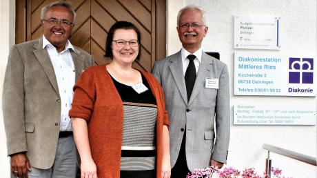 Claudia Holzmeier (Mitte) ist die neue Pflegedienstleiterin der Diakoniestation Mittleres Ries, links der ehrenamtliche Geschäftsführer Heinrich Weng (links) und rechts der Vorsitzende des Fördervereins, Pfarrer Reinhard Caesperlein. 	