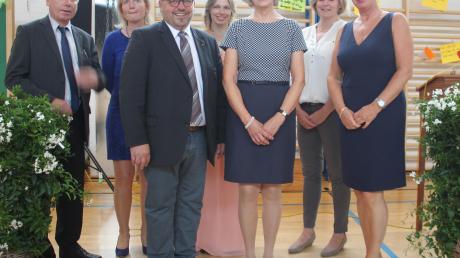 Im Bild zu sehen sind Joseph Mayer (vorn, von links), Edith Disselberger und Yvonne Christl; sowie Michael Stocker (hinten von links), Gudrun Meier, Ingrid Gruber und Grundschul-Elternbeiratsvorsitzende Nadine Bretzger. 	 	