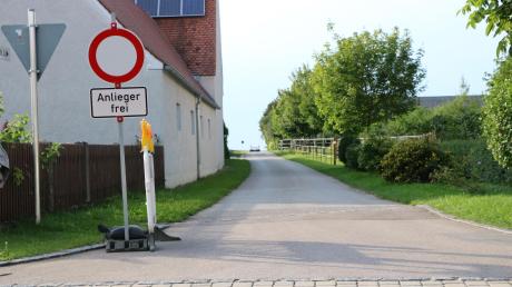 Eigentlich hat die Gemeinde Möttingen eine Nebenstraße in Balgheim gesperrt, die viele Autofahrer als Abkürzung Richtung Nördlingen genutzt haben. Ein unbekannter Verkehrsteilnehmer wollte sich jedoch nicht aufhalten lassen und entfernte die Absperrung deshalb (siehe Bild). Mittlerweile ist die Straße wieder dicht.
