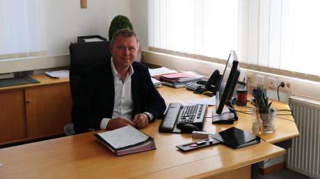 Frank-Markus Merkt in seinem Büro im Fremdinger Rathaus. Von 2001 bis 2014 war er schon der geschäftsführende Beamte und Kämmerer der Gemeinde im Nordries.