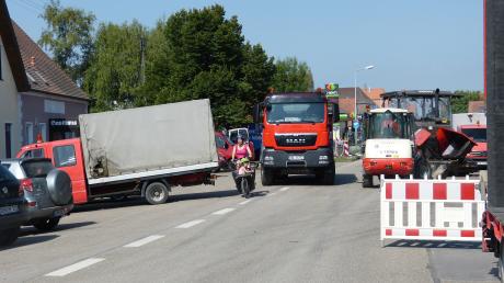 Das Staatliche Bauamt Augsburg hat am Montag mitgeteilt, dass die südliche Zufahrt nach Möttingen „mit sofortiger Wirkung für den Verkehr komplett gesperrt“ werde. 