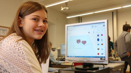 Die Schülerin Sabrina hat in 15 Minuten eine rote herzförmige Schachtel samt Deckel entworfen. Später kann die Form am 3D-Drucker angefertigt werden. Wie lange das Gerät für die Schachtel braucht, hängt von der Größe ab. Eine Handyhülle dauert rund vier Stunden.