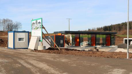 Im nördlichen Fremdinger Gewerbegebiet entsteht derzeit eine Tankstelle mit Waschanlage.