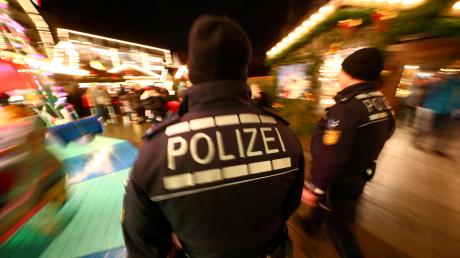 Ein Rucksack wird in Thannhausen in einem Verbrauchermarkt gestohlen. Die Polizei sucht Zeuben.