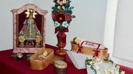 Verschiedene Jesusfiguren sind bei einer weihnachtlichen Ausstellung im Prälatensaal des Klosters Kirchheim zu sehen. Rechts im Bild ist ein Salzburger Domjesulein. 	