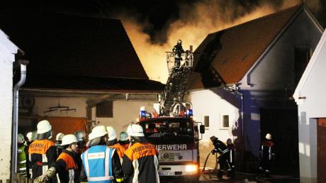 Die Feuerwehrleute hatten Probleme, das Feuer zu erreichen. Die Werkstatt, die zu einem landwirtschaftlichen Anwesen in Niederaltheim gehört, befindet sich hinter der Scheune und dem Anbau (rechts). Bis um 3 Uhr waren mehr als 200 Einsatzkräfte im Einsatz.
