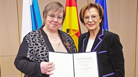 Brigitte Auer aus Enkingen (links) bekam von Bayerns Sozialministerin Emilia Müller gestern das Bundesverdienstkreuz verliehen. 