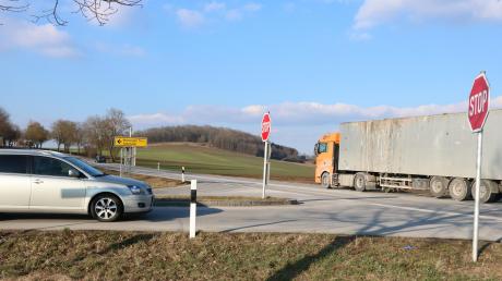 An dieser Kreuzung zwischen Alerheim und Rudelstetten an der Staatsstraße 2221 hat es in diesem Jahr bereits zwei schwere Unfälle gegeben. Auch in der Vergangenheit war die Stelle schon als Unfallschwerpunkt bekannt. 